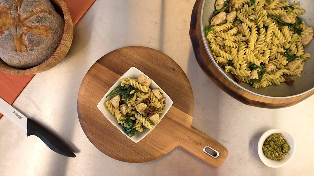 15 Minute Recipe Green Pesto, Chicken, Spinach & Pine Nut Pasta
