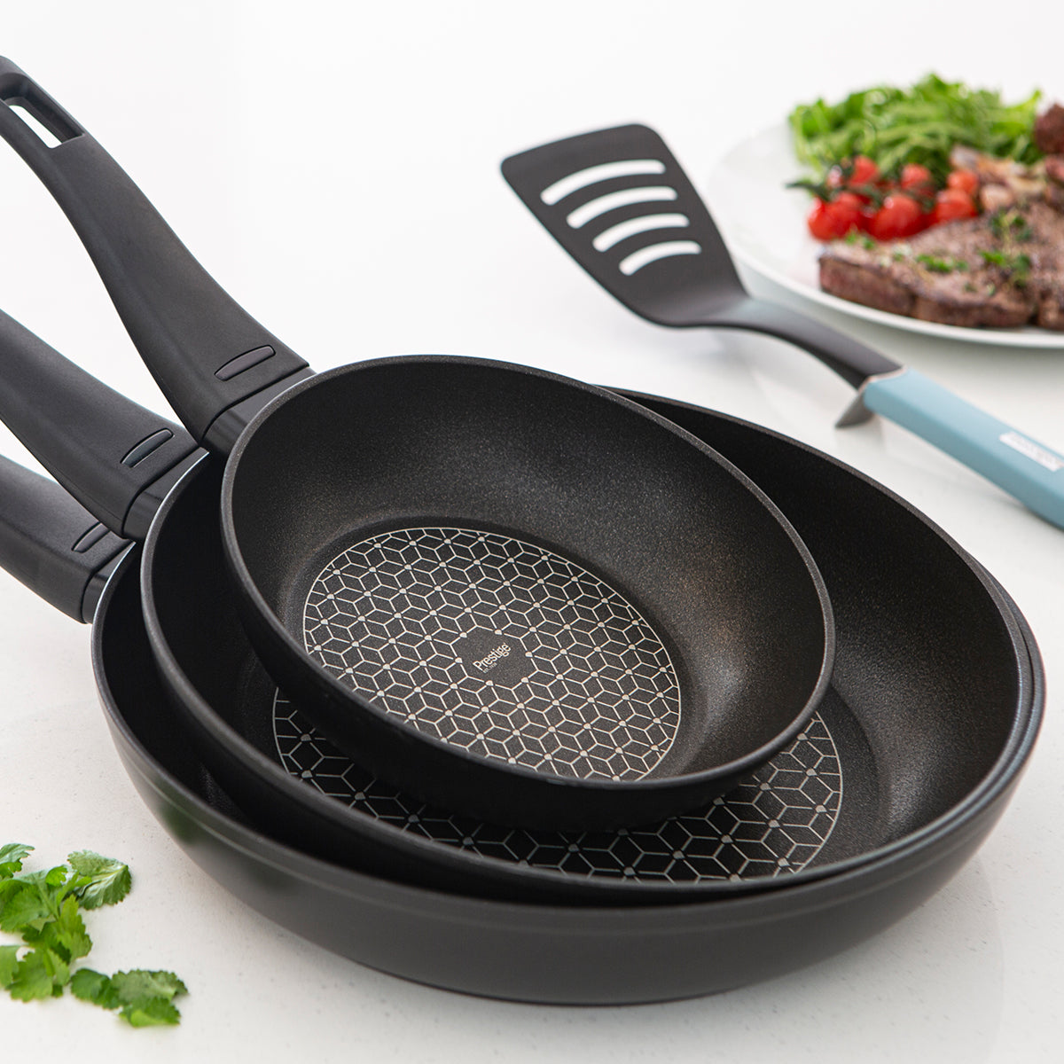 Thermo Smart Non Stick Saucepan set includes 3 saucepans & 2 frying pans for every mealtime imaginable!